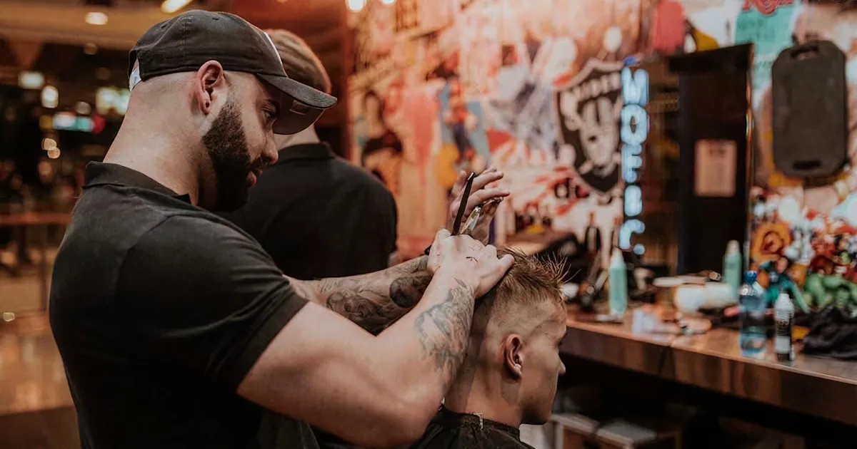 Booth Rent vs. Commission: The Breakeven Math